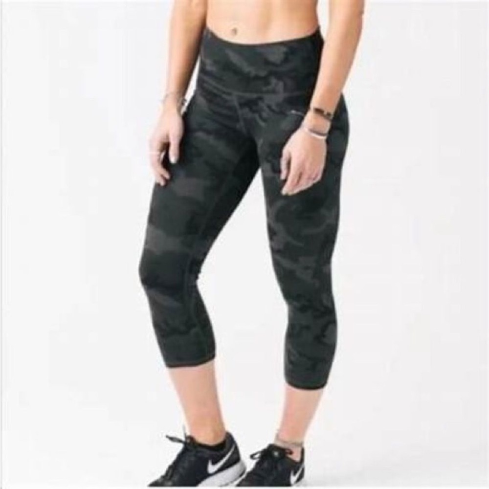 ZYIA Active Forest Camo Luxe Hi-Rise Capri Leggings Size 6-8